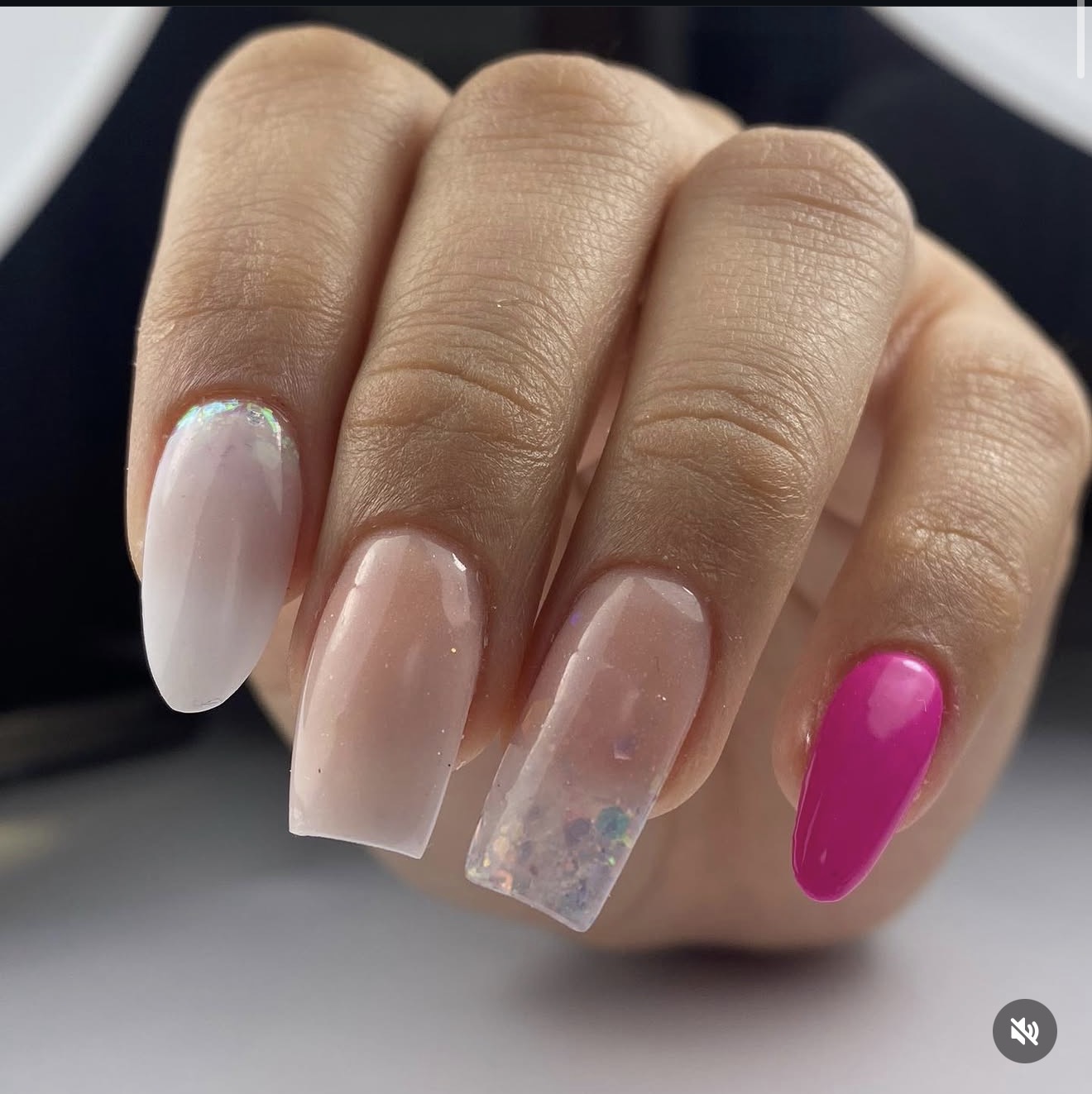 Uñas rosadas con acabado brillante